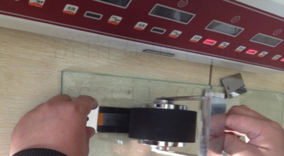 運用濟南賽成CZY-6S持粘性檢測儀，測試不干膠標(biāo)簽持粘性試驗